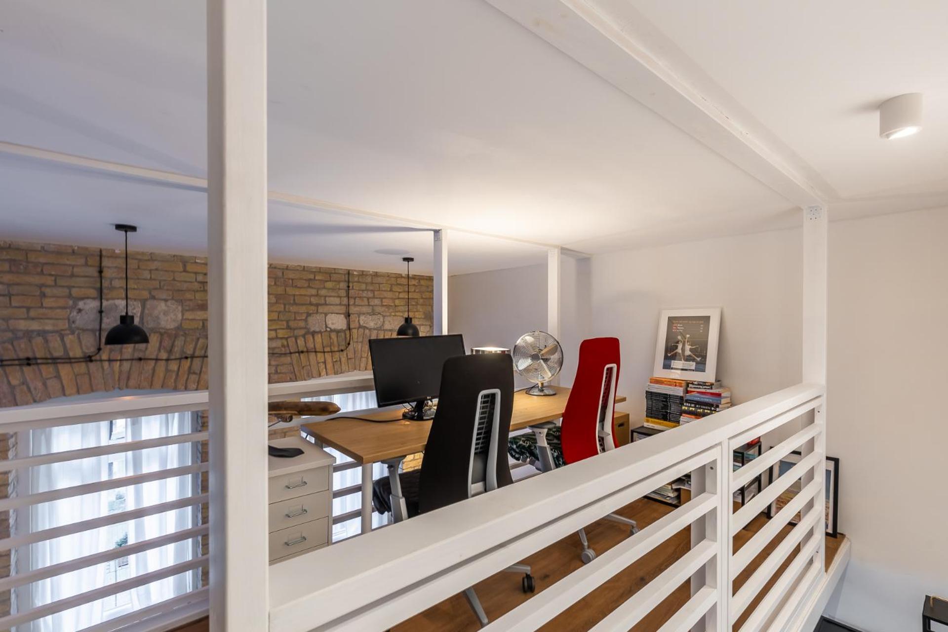 Aviator Loft - Downtown Opera Apartment