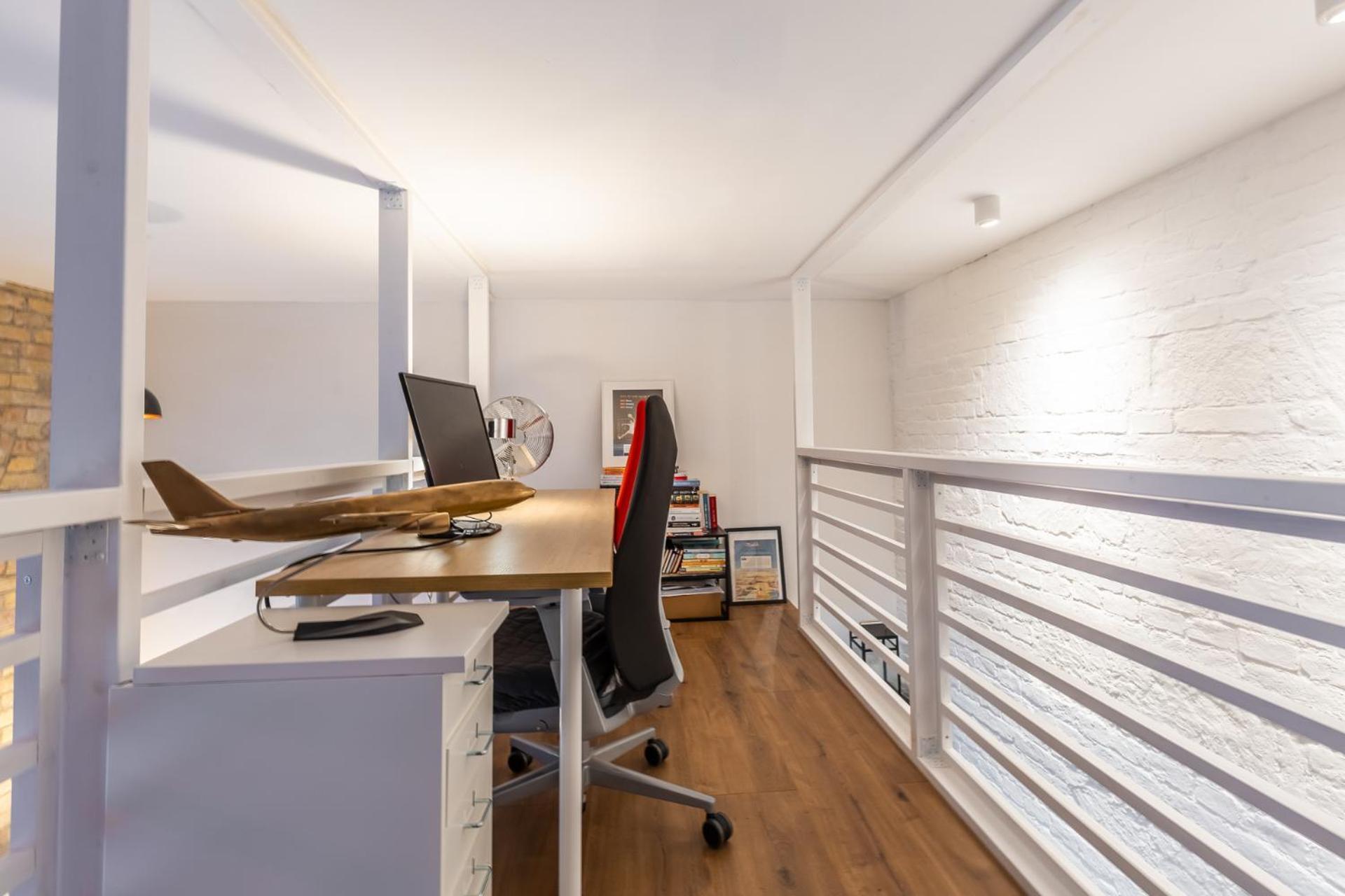 Aviator Loft - Downtown Opera Apartment